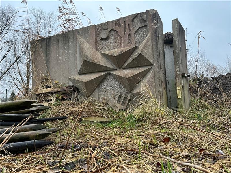 Zerlegt: Die Sturmflut-Stele lagert auf einem Gelände des Bauhofs der Samtgemeinde Lühe am Bikepark in Sandhörn. Foto: Vasel