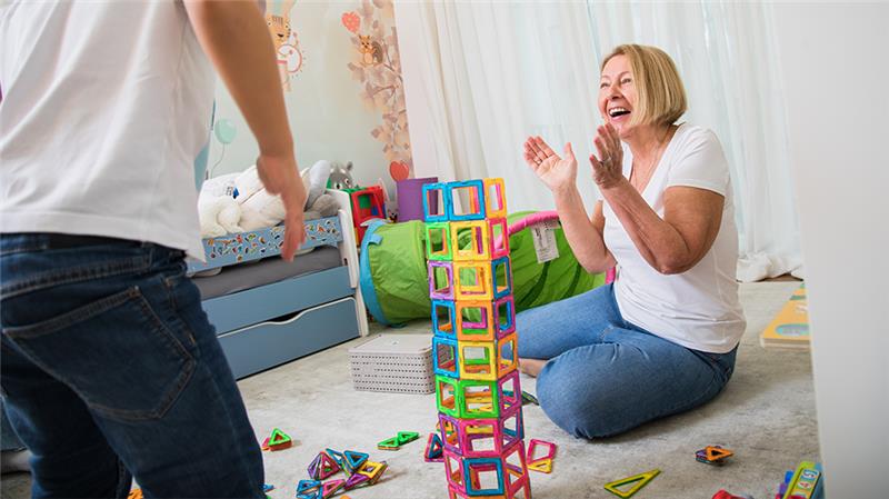 Wie Sie einen Kita-Betreuungsplatz zur Not einklagen Zerreißprobe: Wenn berufstätige Eltern keinen Kitaplatz für ihr Kind finden, müssen sie Arbeit und Betreuung unter einen Hut bringen. Foto: Christin Klose/dpa