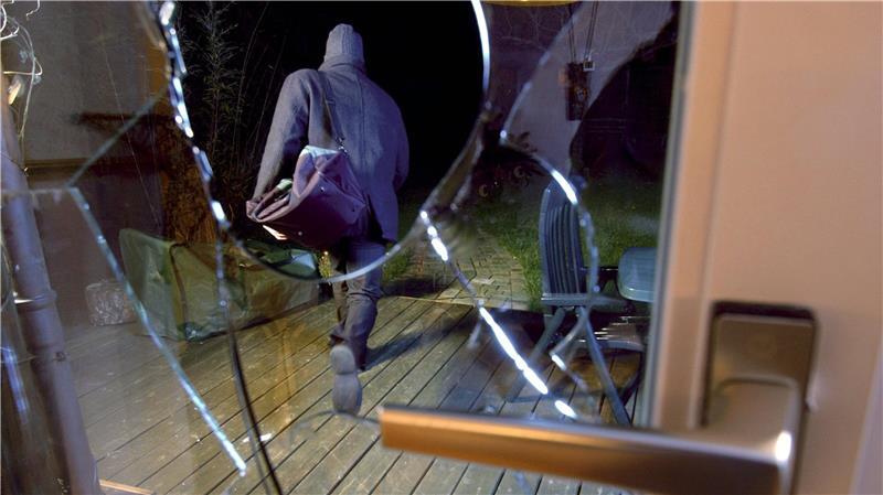 Frau erlebt böse Überraschung in ihrem Wohnzimmer Zerstören wie auf diesem Bild musste der mutmaßliche Dieb die Terrassentür nicht. Sie war nicht verschlossen. (Illustration)