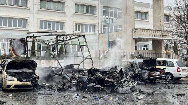 Ukraine will mehr Langstreckendrohnen bauen Zerstörte Autos in Belgorod. Die gleichnamige russische Grenzregion hat erneut Beschuss gemeldet.