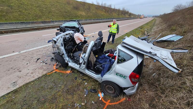 Zerstörte Fahrzeuge stehen auf der Autobahn A38 nach einem Geisterfahrerunfall mit mehreren Toten.