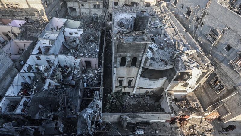 UN: Israel hält Konvoi mit Patienten sieben Stunden auf Zerstörte Gebäude in Chan Junis. Vor dem Al Amal-Krankenhaus in der Stadt im Gazastreifen soll das israelische Militär nach UN-Angaben einen Krankenwagen-Konvoi gestoppt und aufgehalten haben.