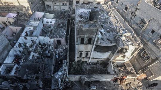 Zerstörte Gebäude in Chan Junis. Vor dem Al Amal-Krankenhaus in der Stadt im Gazastreifen soll das israelische Militär nach UN-Angaben einen Krankenwagen-Konvoi gestoppt und aufgehalten haben.