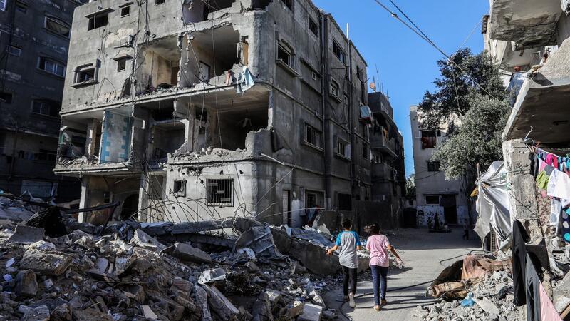 USA wollen Israel Waffen liefern - und stellen Forderungen Zerstörte Gebäude in Deir al-Balah.