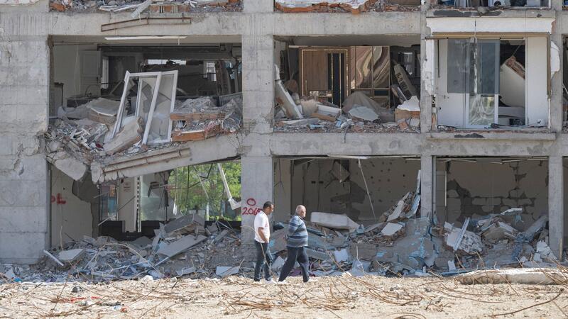 Zerstörte Häuserzeile im südtürkischen Antakya im April 2023. Mit volkswirtschaftlichen Schäden von 50 Milliarden Dollar war das Erdbeben in der Türkei laut Munich Re die finanziell schwerwiegendste Naturkatastrophe des vergangenen Jahres - und die verlustreichste.