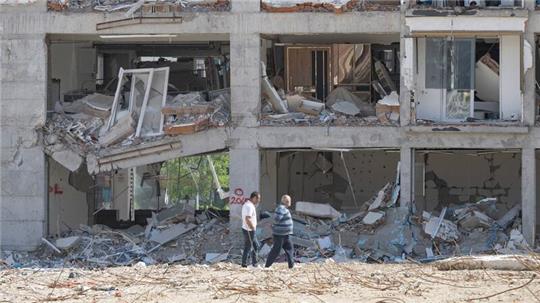 Zerstörte Häuserzeile im südtürkischen Antakya im April 2023. Mit volkswirtschaftlichen Schäden von 50 Milliarden Dollar war das Erdbeben in der Türkei laut Munich Re die finanziell schwerwiegendste Naturkatastrophe des vergangenen Jahres - und die verlustreichste.