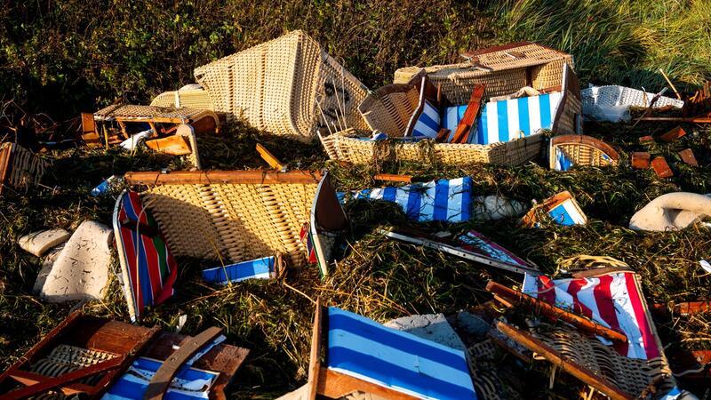 Zerstörte Strandkörbe liegen nach einer Sturmflut am Strand der Ostsee.