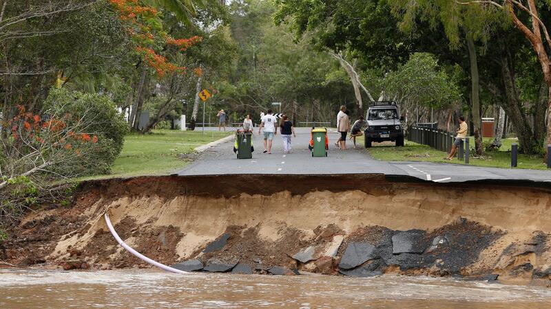 Weiter schwere Überschwemmungen in Australien Zerstörte Straße im australischen Cairns, die von den Regenmassen des Tropensturms „Jasper“ weggespült wurde.