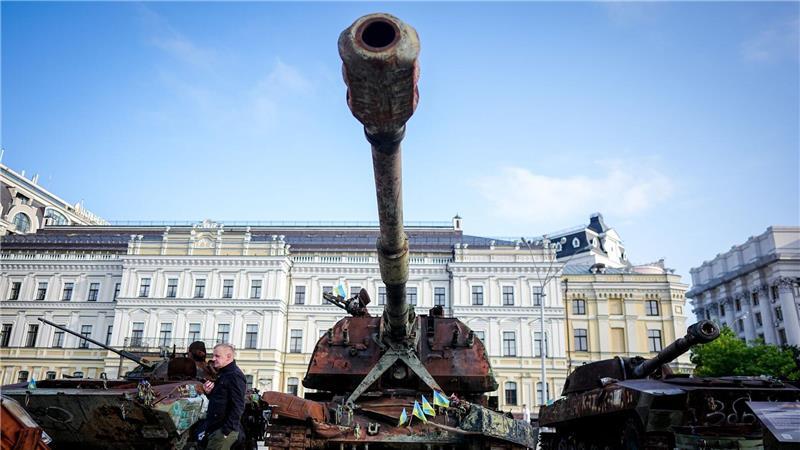 Bilder des Tages Zerstörte russische Panzer und Fahrzeuge stehen auf dem Platz vor dem St. Michaelis Kloster in Kiew.