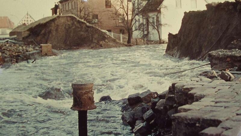 Zerstörung: Das Wasser strömt durch den Deich am 17. Februar 1962 am Neuenfelder Fährdeich bei der Sietas-Werft.
