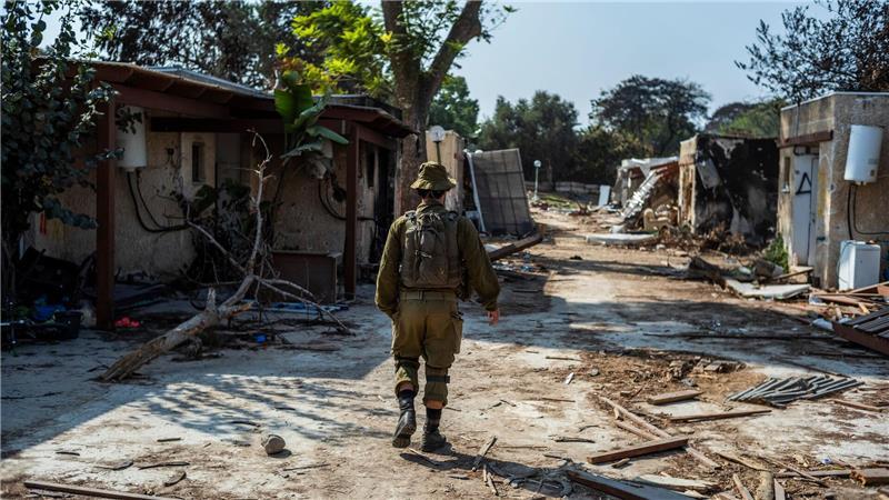 Doku über Hamas-Überfall: Premiere beim Toronto-Filmfestival Zerstörung im Kibbuz Kfar Aza nach dem 7. Oktober 2023. (Archivbild)