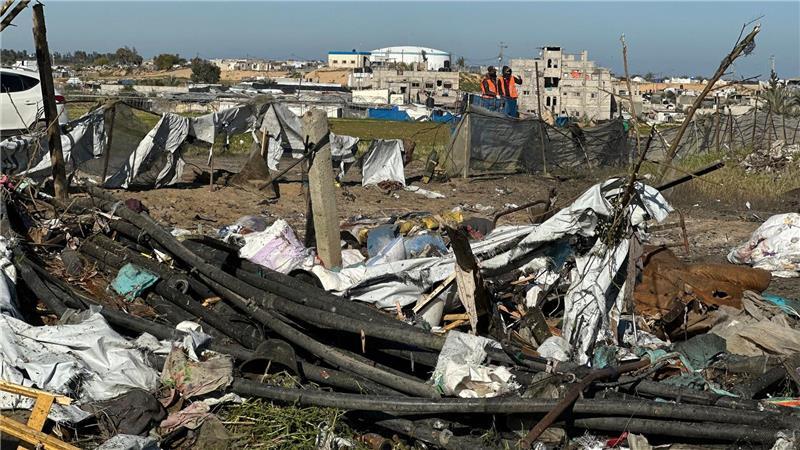 Hunderte Palästinenser in Gaza demonstrieren gegen den Krieg Zerstörungen nach Luftangriff in Chan Junis.