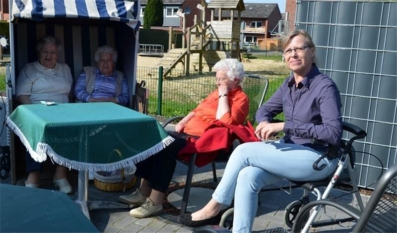 Die Gemeinschaft in der Senioren-WG Zerstreuung: Ein Plausch auf der Terrasse mit der Chefin Karin Corleis (rechts). Fotos von Allwörden