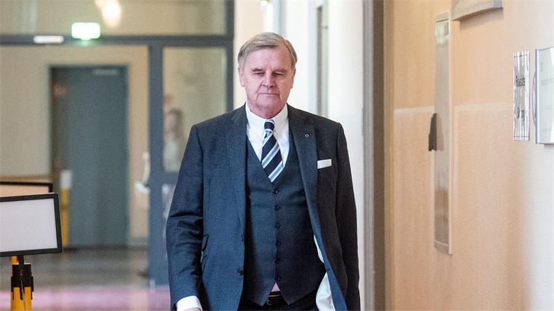 Zeuge Otmar Kury auf dem Weg in den Gerichtssaal.