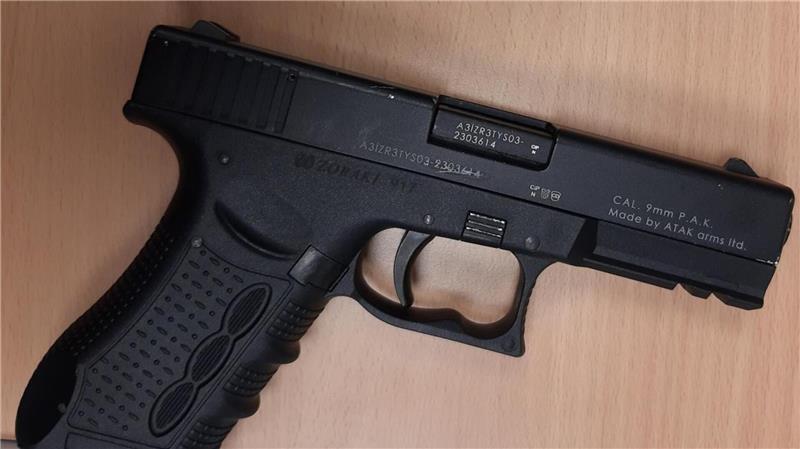 Zeugen haben im Landkreis Stade einen betrunkenen Autofahrer verfolgt, der Mann hatte auch eine Schreckschusswaffe dabei. (Symbolbild)