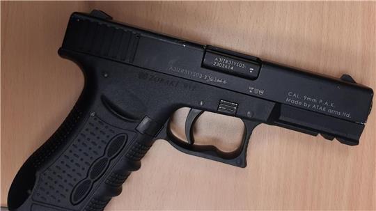 Zeugen haben im Landkreis Stade einen betrunkenen Autofahrer verfolgt, der Mann hatte auch eine Schreckschusswaffe dabei. (Symbolbild)