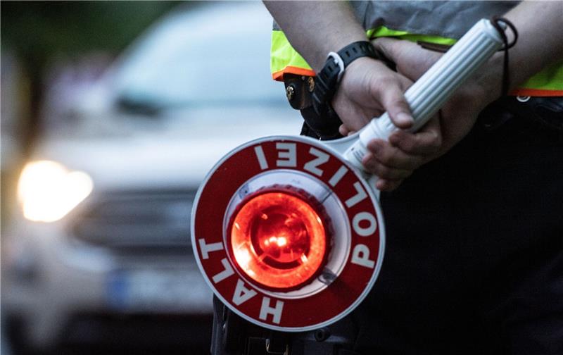 Verbotene Rennen: Hier beschlagnahmt die Polizei jetzt Sportwagen Zeugen meldeten der Polizei Fabrikat und Kennzeichen des mutmaßlichen Autorasers. Foto: dpa