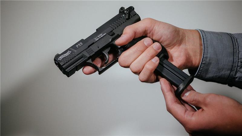 Schreckschusspistole am Phoenix-Center in Harburg abgefeuert Zeugen sahen zwei Menschen auf dem Vorplatz des Einkaufszentrums mit einer schwarzen Waffe hantieren. (Symbolbild)