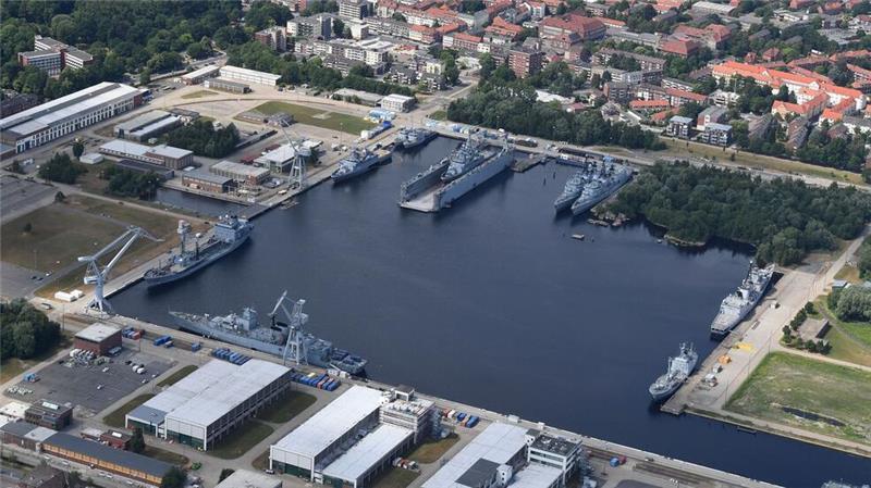 Zeugen wollen Drohnen über dem Marineasenal in Wilhelmshaven gesehen haben - die Polizei hat die Ermittlungen inzwischen eingestellt. (Archivfoto)