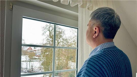 Zhen Lu fühlt sich in Sittensen angekommen, er ist Teil der dortigen evangelisch-lutherischen Gemeinde und lernt mit Übungsbüchern Deutsch.