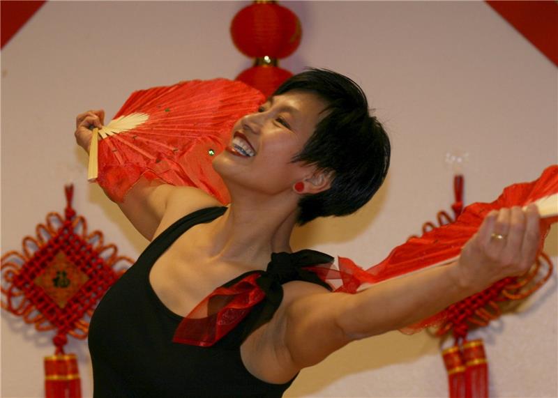 Zhu Sun ist VHS-Dozentin und BSV- Übungsleiterin in Buxtehude und Waldorfschul-Sportlehrerin. Das Foto zeigt Zhu Sun bei einer Tanzaufführung anlässlich der China-Wochen in der Buxtehuder Volkshochschule. Archivfoto: Richter