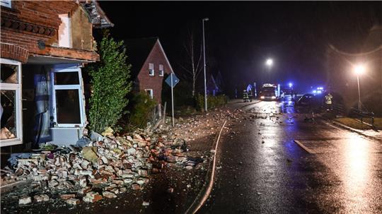 Ziegelsteine einer Hausfassade liegen auf der Straße.