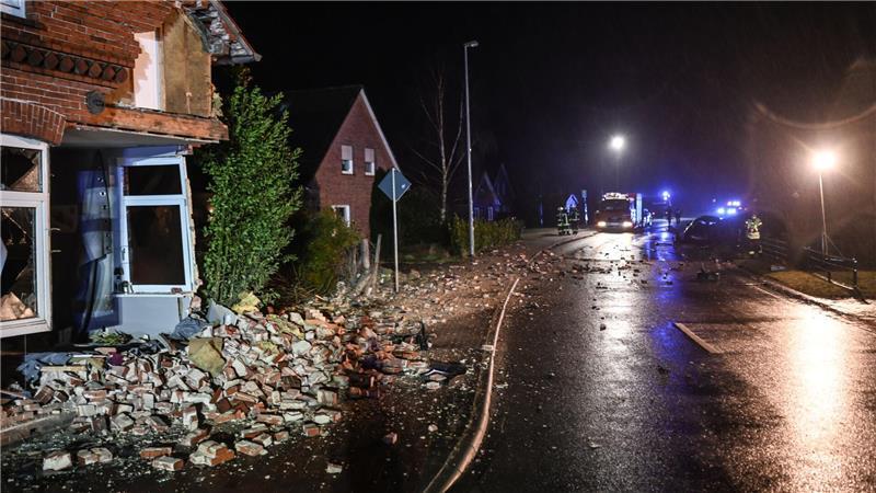 Ziegelsteine einer Hausfassade liegen auf der Straße.