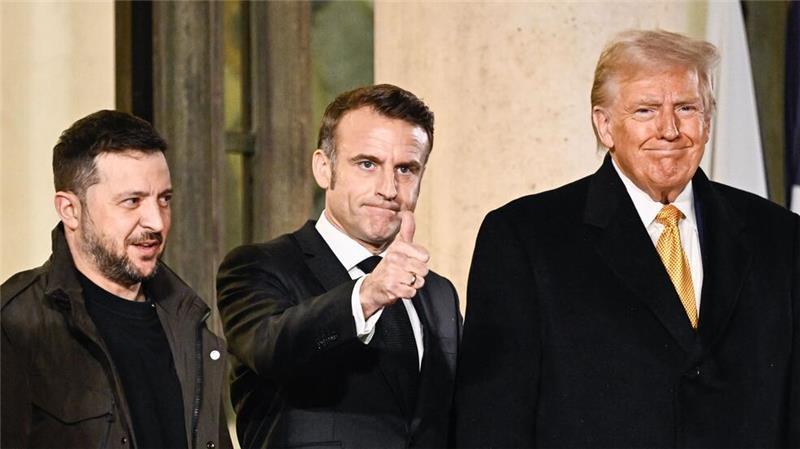 USA und Russland verhandeln über Zukunft der Ukraine Ziehen in Sachen Ukraine-Politik nicht an einem Strang: der ukrainische Präsident Selenskyj (l.), Frankreichs Staatschef Macron und US-Präsident Trump. (Archivbild)
