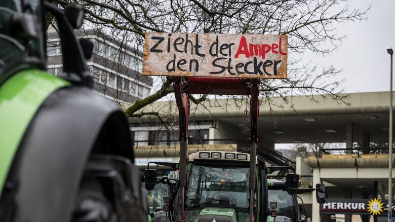 Ministerpräsident: Ampel soll Agrar-Kürzungen zurücknehmen „Zieht der Ampel den Stecker“ ist auf einem Plakat an einem Traktor zu lesen.