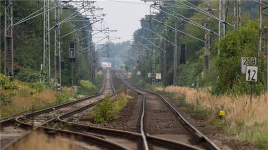 Ziel der Bundesregierung ist es, den Elektrifizierungsgrad des deutschen Schienennetzes von derzeit rund 62 auf 75 Prozent bis 2030 zu erhöhen.