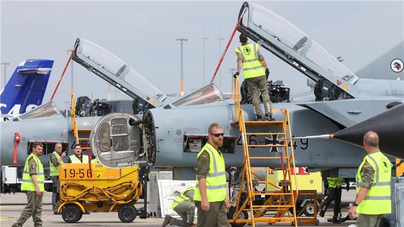 Bundeswehr trainiert mit Tornados am Airport Hamburg Ziele der Übung sind auch der Ablauf am Boden und die Logistik.