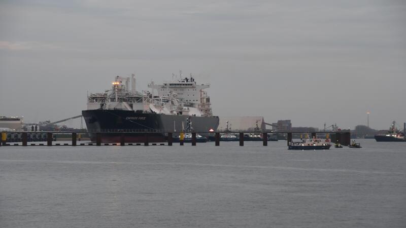 „Großer Tag für die Region“: LNG-Terminal erreicht Stader Anleger Zielhafen erreicht: Um Mitternacht hatte die „Energos Force“ in die Elbmündung eingelaufen.