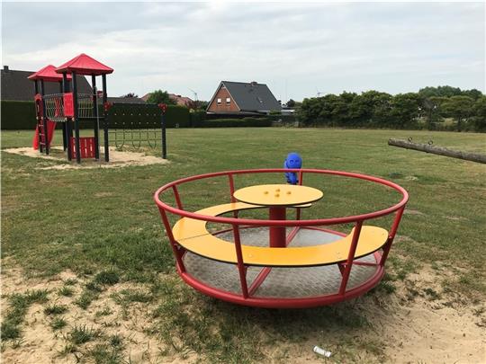 Ziemlich abgeräumt sieht der bisherige Spielplatz im Fuchsgang aus. Künftig soll es Spielmöglichkeiten nicht weit entfernt auf dem Freizeit- und Begegnungsplatz geben. Foto: Helfferich