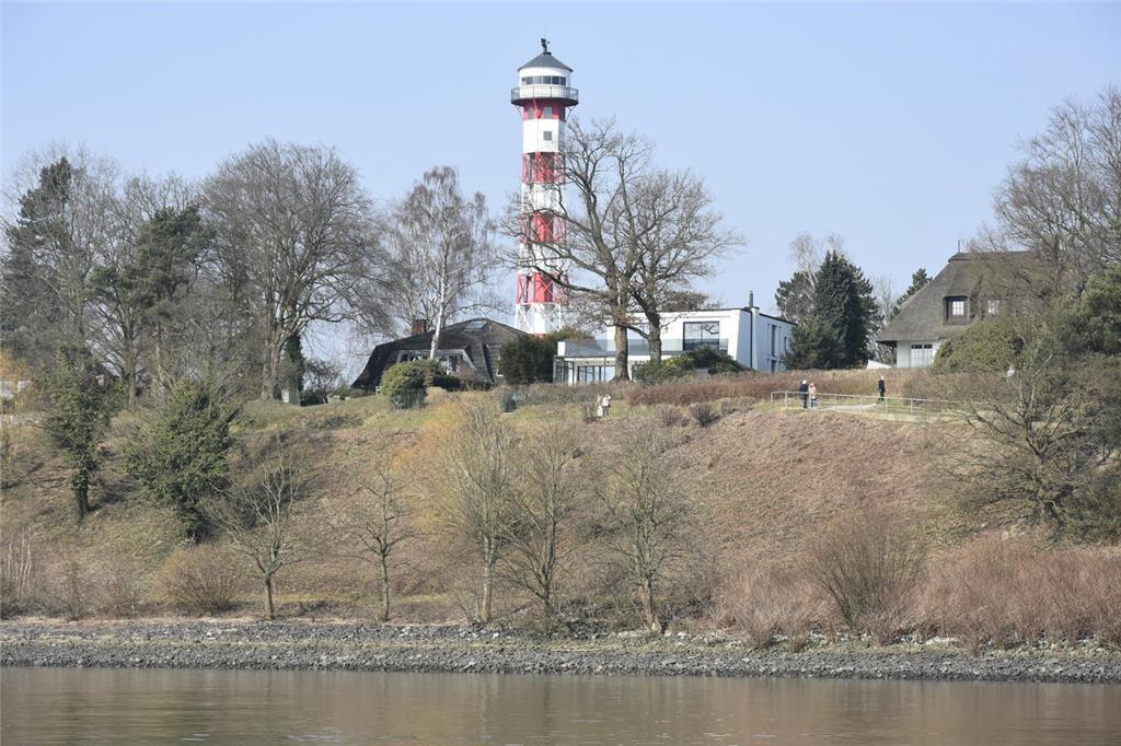 Ziemlich nah am Ufer schippert die Iris ihrem Ziel entgegen.