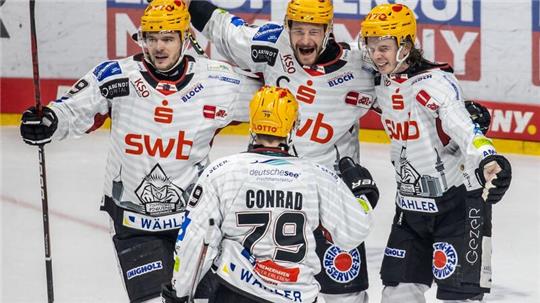 Ziga Jeglic (r) von den Fischtown Pinguins jubelt nach einem Treffer mit seinen Teamkollegen.
