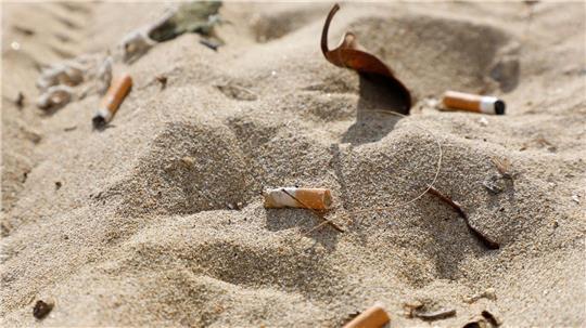 Zigarettenstummel am Strand sind ein Ärgernis für viele Urlauber.  (Symbolfoto)