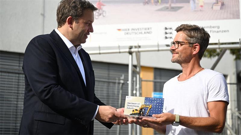 Wie die Regierung die positive Erzählung sucht Zigmal hat Klingbeil gesagt: „Die Bagger müssen rollen“ - jetzt überreicht er Bagger auf Baustellen. (Archivbild)
