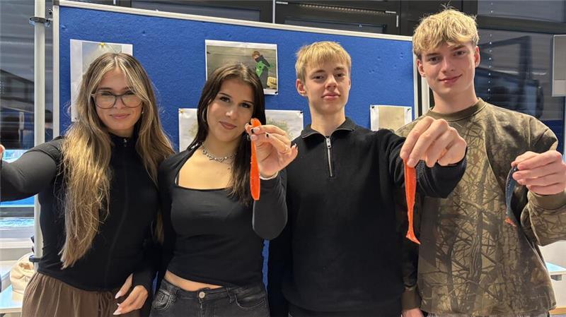 Zina, Victoria, Marek und Jannis (von links) haben nachhaltige Angelköder ganz ohne Plastik entwickelt.