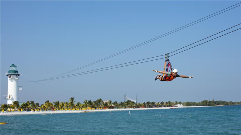Ziplining auf der Insel Harvest Caye vor Belize. Eine Attraktion auch fürs Alte Land?