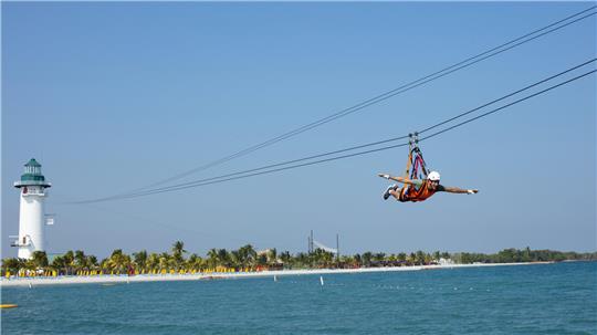 Ziplining auf der Insel Harvest Caye vor Belize. Eine Attraktion auch fürs Alte Land?