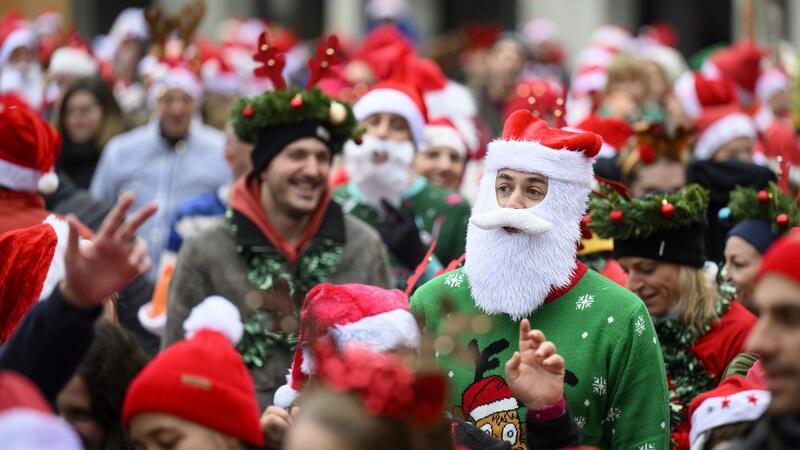 Bilder des Tages Zippelmützen und Rauschebärte: Mehr als 500 verkleidete Läuferinnen und Läufer nehmen am Weihnachtslauf in Lausanne teil.