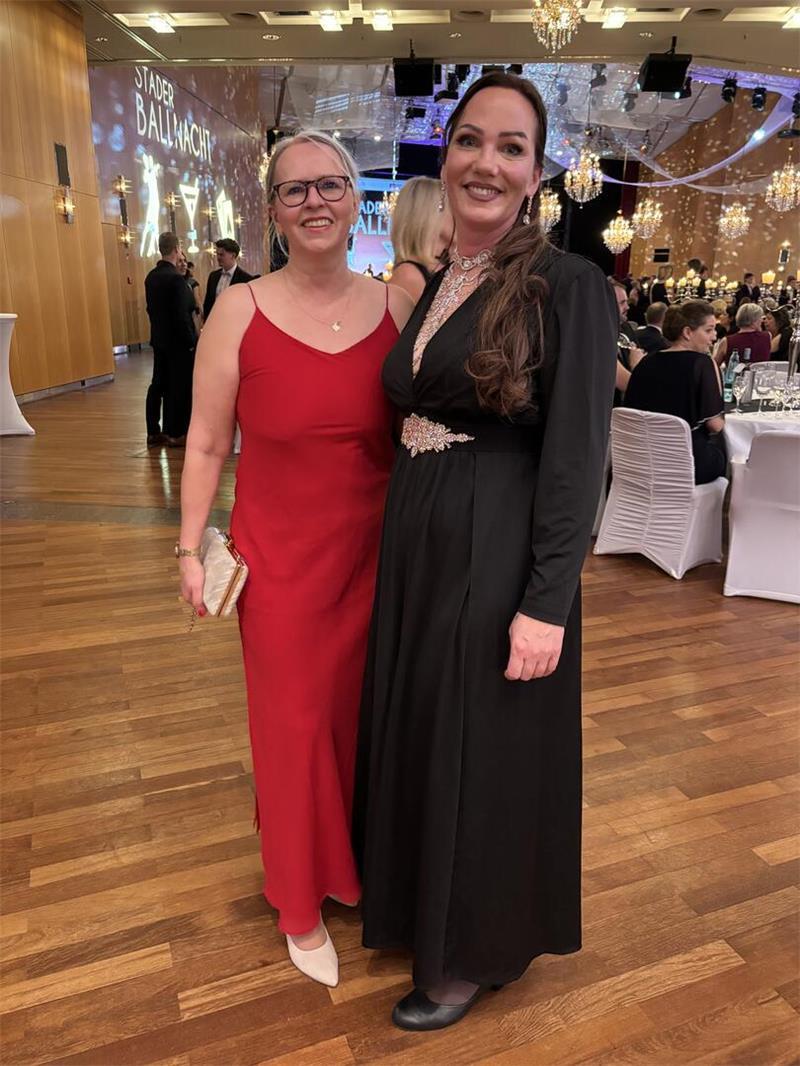 Schick in Schale: Zehn Geschichten von der 1. Stader Ballnacht Zirka Hinck (links) hat sich "schnell nach der Arbeit" in Schale geschmissen. Ihre Freundin Sari Kärkkäinen hatte beim Schminken Hilfe von ihrer Tochter. Die beiden Staderinnen machen sich gerne schick.