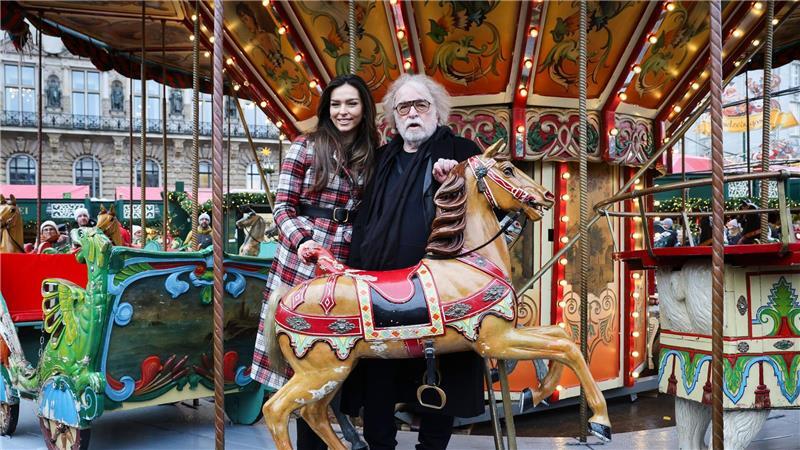Zirkusdirektor Paul (rechts) und seine Tochter stehen auf dem historischen Karussell des Markts.