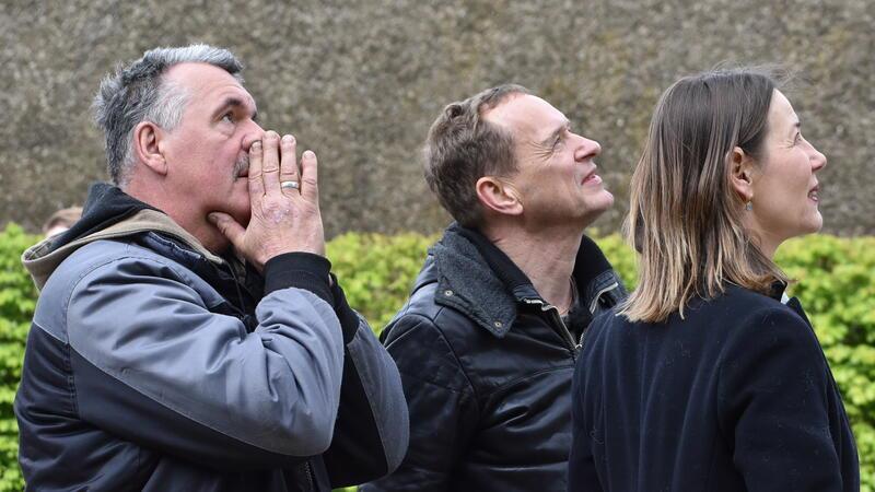  Kuratorin Claudia Rasztar, Künstler Christian Jankowski und Licht- und Neonglasbläser Uwe Winderlich können nur zuschauen. 