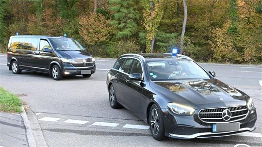 Zivile Polizeifahrzeuge fahren am Vormittag mit Blaulicht auf das Gelände des Bundesgerichtshofes. Ob der unter Spionageverdacht stehende frühere Präsident des Bundesnachrichtendienstes, August Hanning, in einem der Autos sitzt, ist unbekannt.