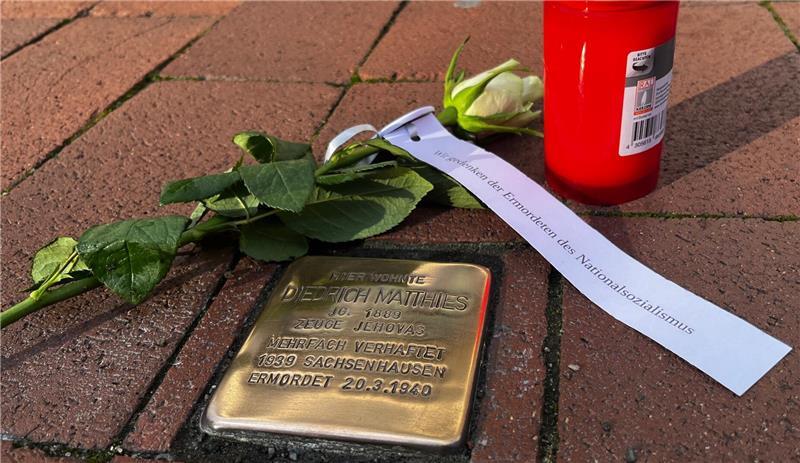 Zivilgesellschaftliches Engagement: Die Omas gegen Rechts putzen in Stade am 9. November Stolpersteine und legen Rosen nieder - hier zum Gedenken an Diedrich Matthies.