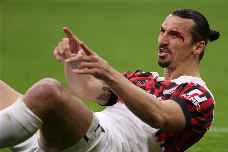 Funktioniert Spitzensport noch ohne Schmerzmittel? Zlatan Ibrahimovic vom AC Mailand blutet, nachdem er mit Medel vom FC Bologna zusammengestoßen ist. Foto: Jonathan Moscrop/CSM via ZUMA Press Wire/dpa