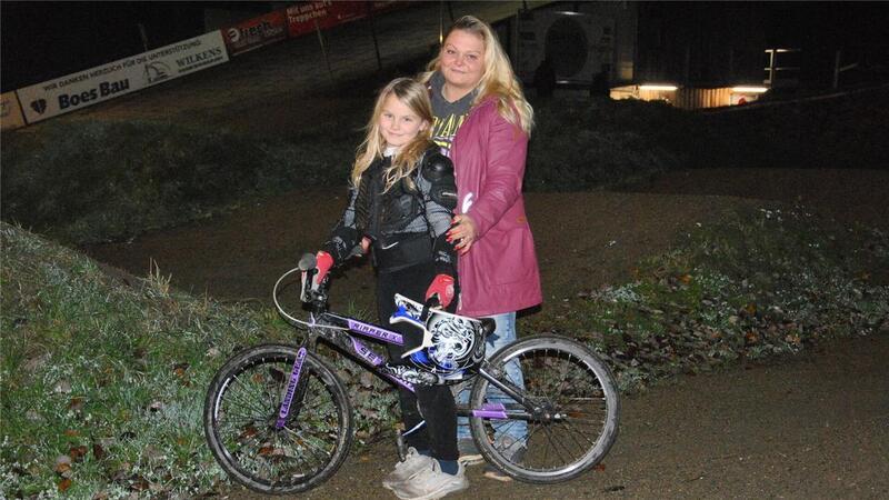 Zoe aus Heeslingen trainiert in Zeven und wird beim Hobby BMX von ihrer Mutter Vivian und der ganzen Familie unterstützt.
