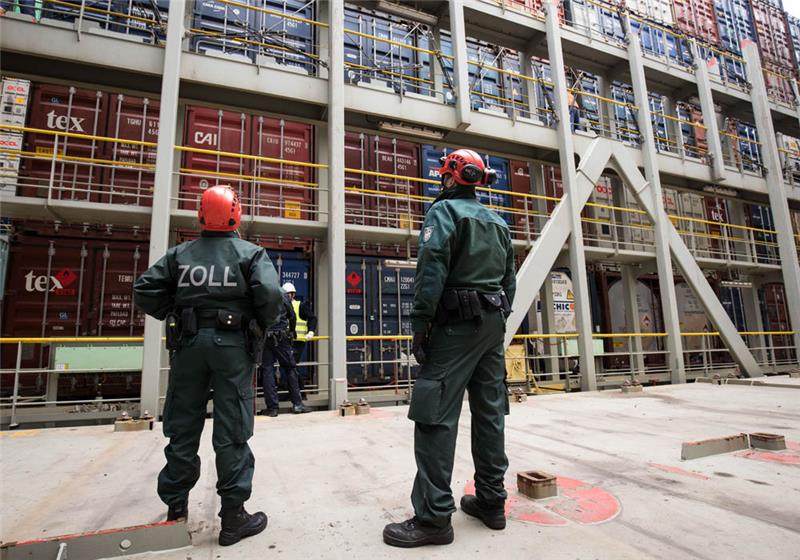 Zöllner der Kontrollgruppe Köhlbrand stehen im Hafen bei einer Überprüfung auf dem Containerdeck eines Containerschiffes. Polizei und Zoll haben in einem Container rund 1,5 Tonnen Kokain entdeckt. Foto: Christian Charisius/dpa