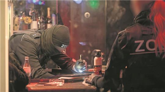 Zöllner kontrollieren unangekündigt Bars in Bremerhaven-Lehe.